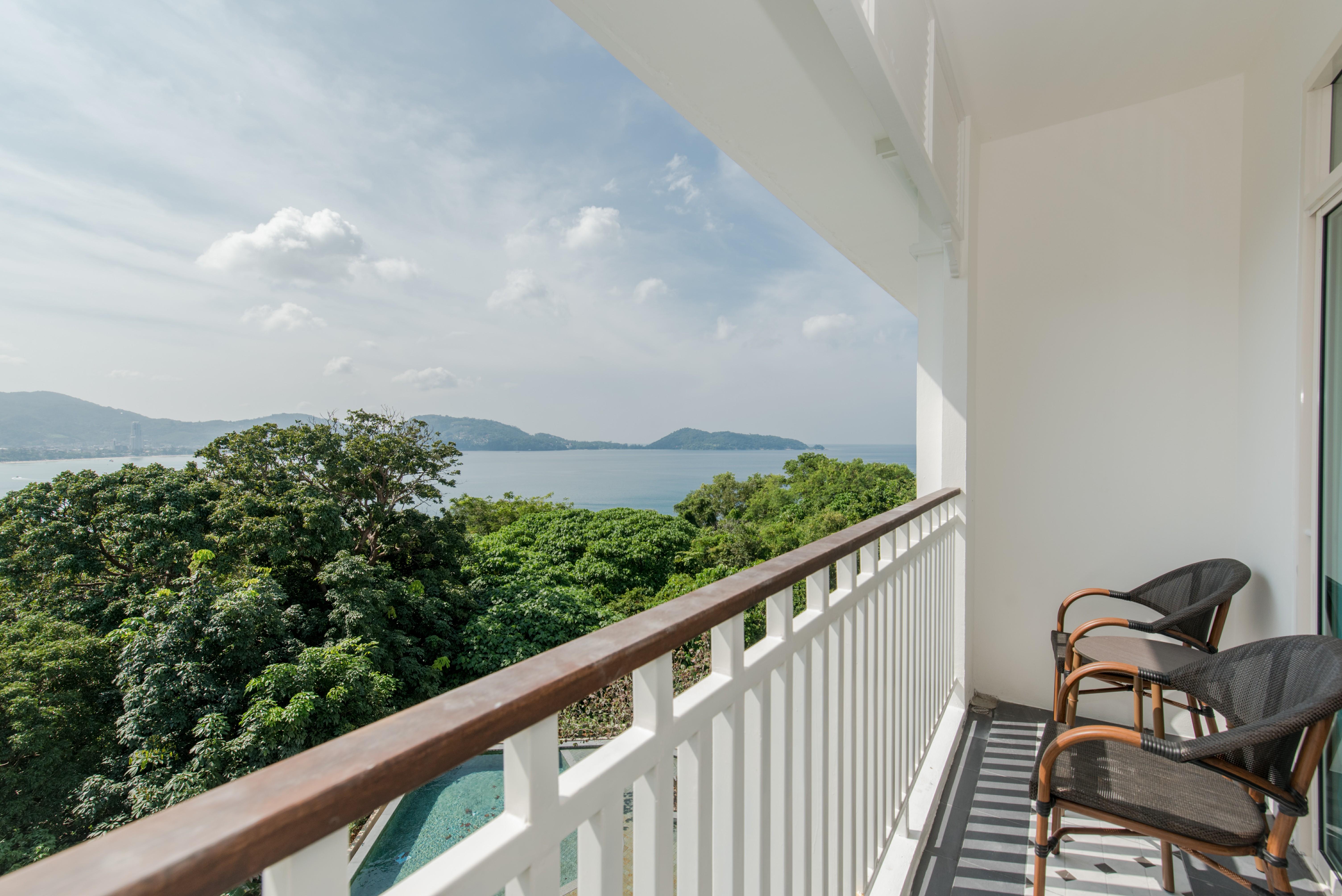滨海画廊度假村-卡查-卡利姆湾【SHA Plus+】 Patong 外观 照片 View from the balcony of a suite at the resort