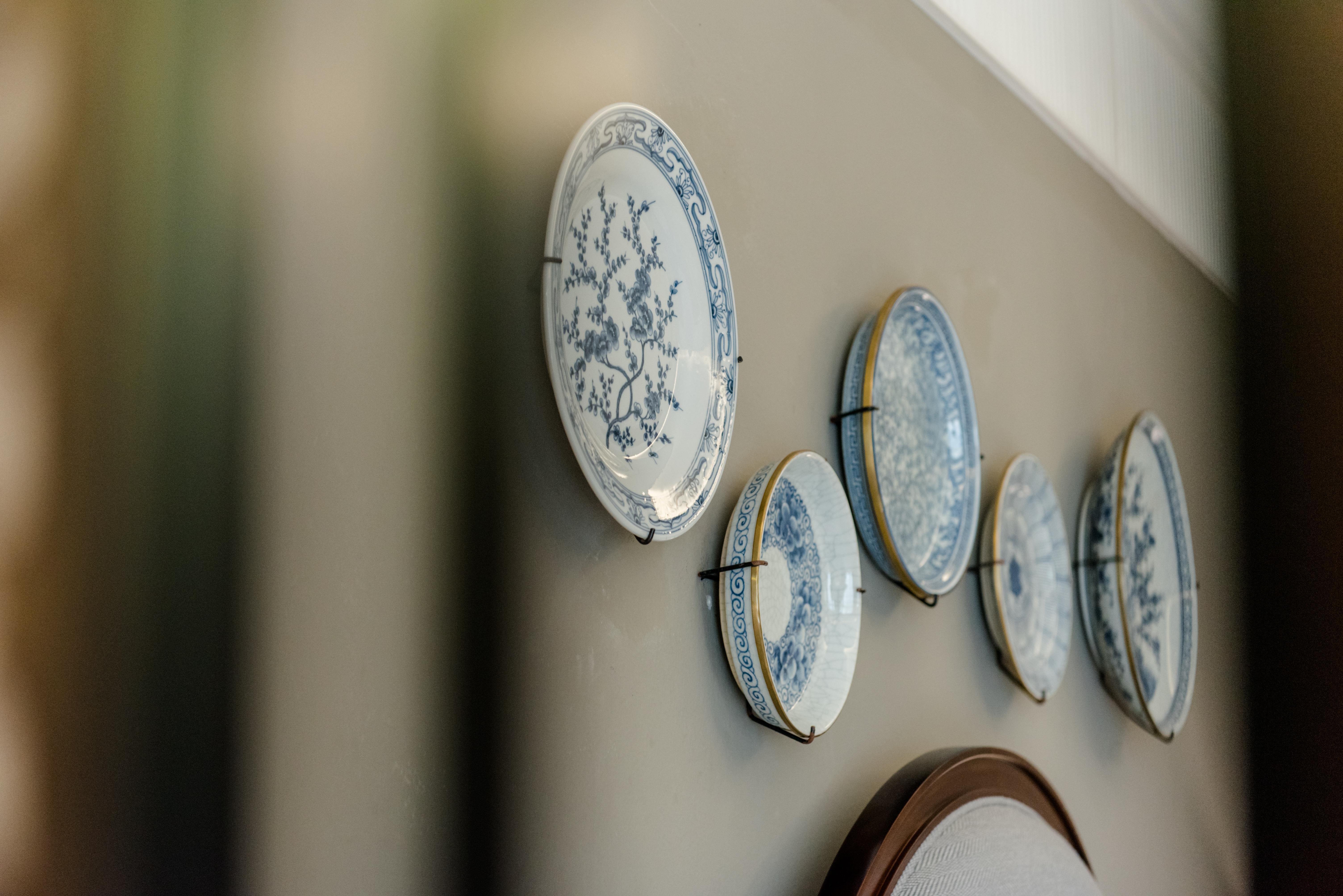 滨海画廊度假村-卡查-卡利姆湾【SHA Plus+】 Patong 外观 照片 A collection of plates mounted on a wall